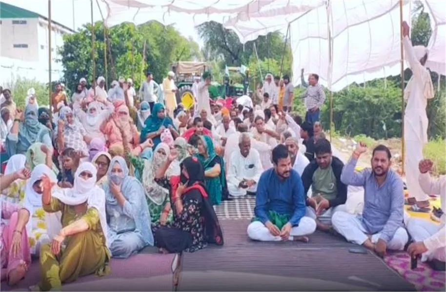 सोनीपत के सोहटी में फिर लौटा किसान आंदोलन का दौर: पावर ग्रिड मुआवजे को लेकर अनिश्चितकालीन धरना शुरू
