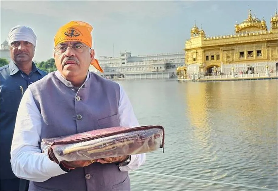 Tarun Chugh Amritsar Visit: सचखंड श्री हरमंदिर साहिब पहुंचे भाजपा नेता तरुण चुघ, जोड़ों की सेवा कर टेका माथा