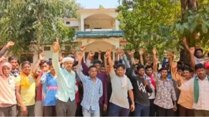 Bhanupratappur Forest Division: मजदूरी का पैसा न मिलने पर सड़क पर उतरे ग्रामीण, वन विभाग ने जल्द भुगतान का दिया आश्वासन