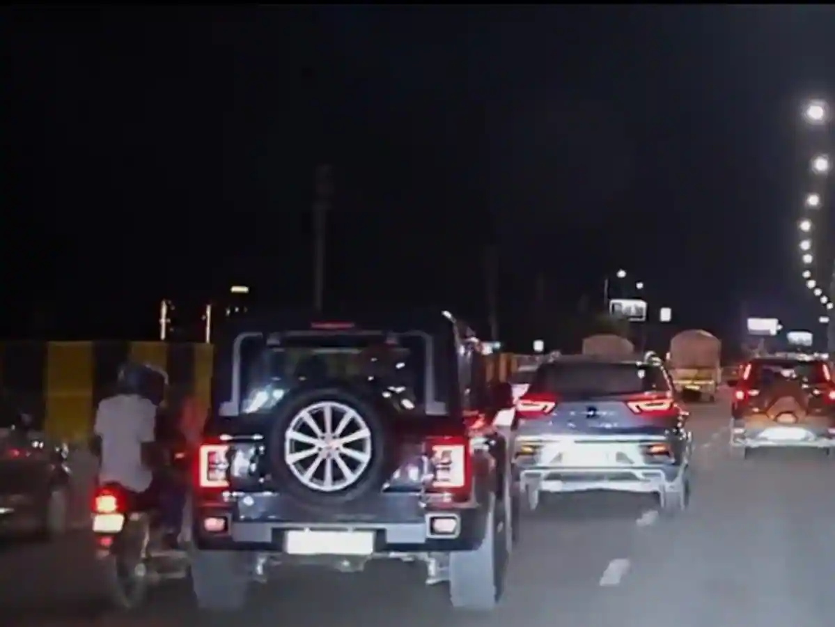 Mahindra Thar Accident Delhi: रोड रैश गेम जैसा दिखा खौफनाक मंजर, तेज रफ्तार थार की टक्कर से बाइक सवार घायल