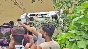 Madhya Pradesh News: आगर मालवा में उफनते नाले में बही श्रद्धालुओं से भरी कार; 3 बच्चों समेत 8 लोगों की दर्दनाक मौत