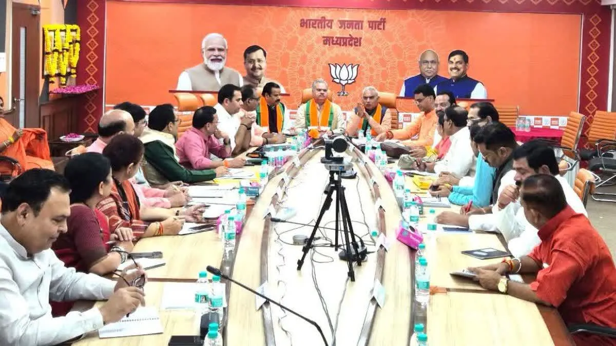 MP Youth Voters 2028: 1.41 करोड़ युवा वोटरों पर बीजेपी-कांग्रेस की नजर, रील बनाओ-इनाम पाओ से लेकर युवा धर्म संसद तक होड़