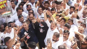 Congress Protest in MP: CEC ज्ञानेश कुमार के खिलाफ भोपाल में कांग्रेस का हल्लाबोल, कार्यकर्ताओं और पुलिस में झड़प