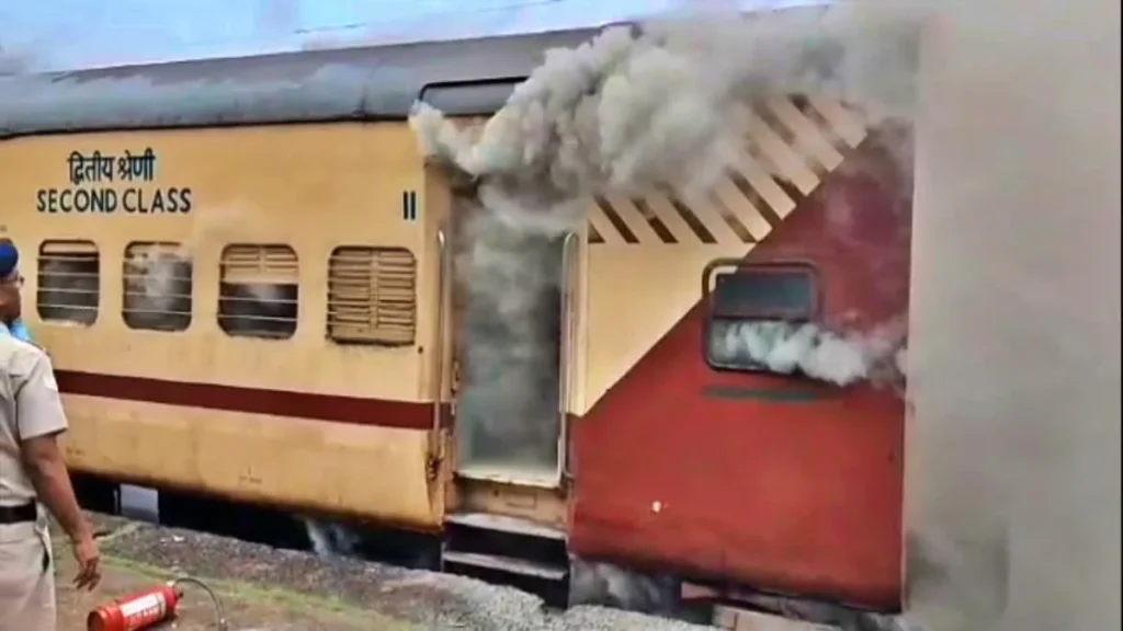 Koderma Railway News: कोडरमा स्टेशन पर बरकाकाना पैसेंजर ट्रेन की बोगी में लगी भीषण आग; मची अफरा-तफरी, बोगी काटकर की गई अलग