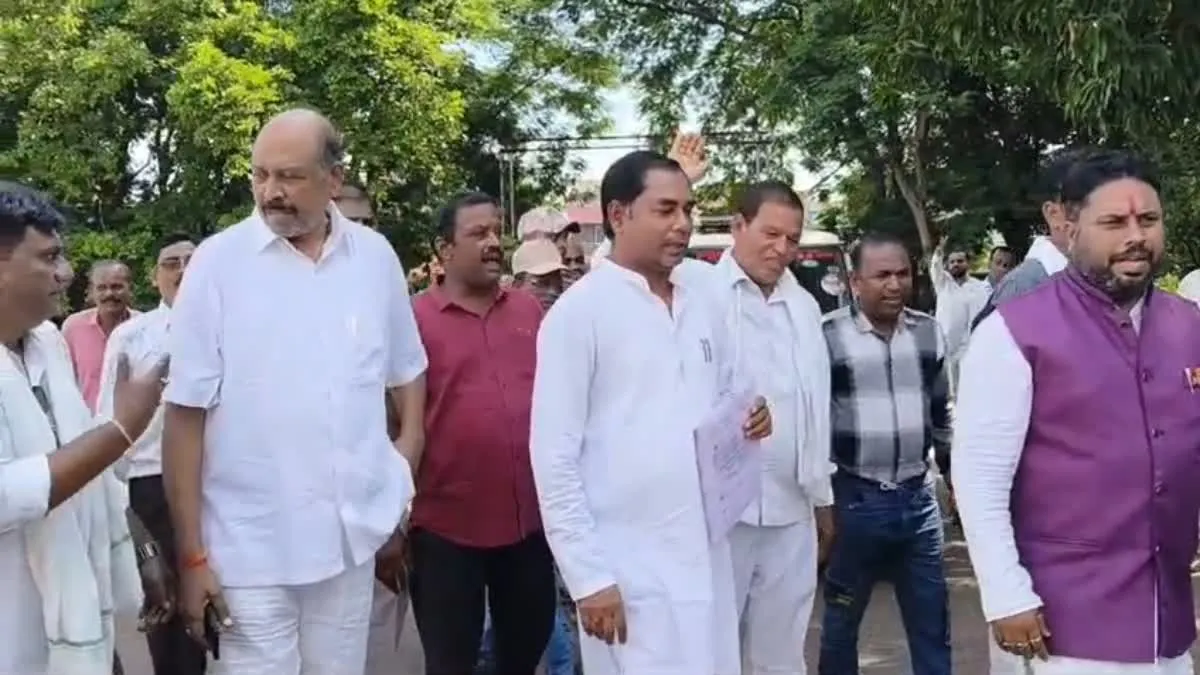 Durg News Today: फेसबुक पोस्ट पर बवाल; भिलाई-3 थाने पहुंचे कांग्रेसी, भाजयुमो नेता पर FIR और गिरफ्तारी की मांग
