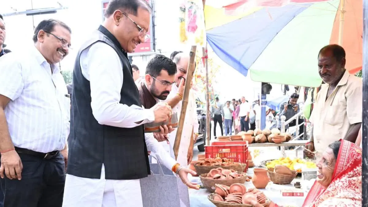 Raipur CM Vishnu Deo Sai News: रायपुर में सीएम साय ने काफिला रुकवाकर खरीदा 1000 रुपये का दीया; स्ट्रीट वेंडर मीरा से जानी मन की बात