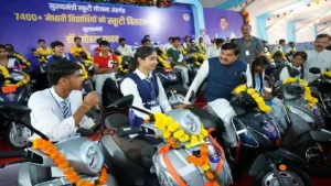 MP Scooty Yojana 2026: सीएम मोहन यादव ने सरकारी स्कूलों के 7500 टॉपर्स को बांटी ई-स्कूटी; 1.20 लाख तक की मिली राशि