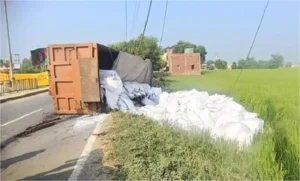 Tapa Mandi Accident News: घड़ेली चौक के पास टूटी ट्राले की हुक, खेत में बिखरे नमक के गट्टे और फसल का नुकसान