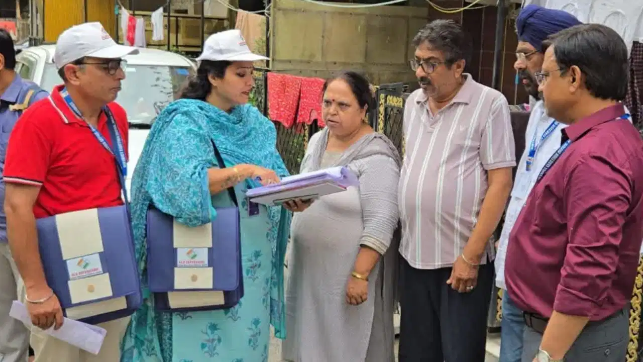 वोटर रजिस्ट्रेशन प्रक्रिया हुई बेहद आसान: अब दफ्तरों के चक्कर लगाने से मिलेगी मुक्ति, घर आएंगे BLO