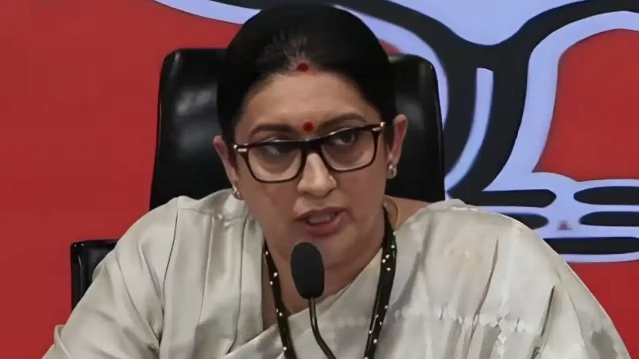 Smriti Irani on Congress: हार की बौखलाहट में चुनाव आयोग पर हमला कर रही कांग्रेस, स्मृति ईरानी का तीखा पलटवार