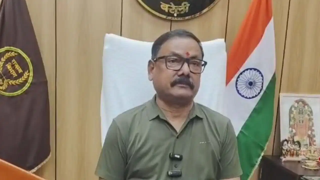DM Avinash Singh Action in Bareilly: राजस्व वसूली में गबन पर गाज, मीरगंज और फरीदपुर तहसील में प्रशासनिक कार्रवाई