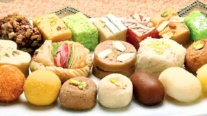 UP Sweets Use By Date Mandatory: उपभोक्ताओं के स्वास्थ्य को लेकर खाद्य विभाग सख्त, जानिए उत्तर प्रदेश में मिठाई बिक्री के नए नियम