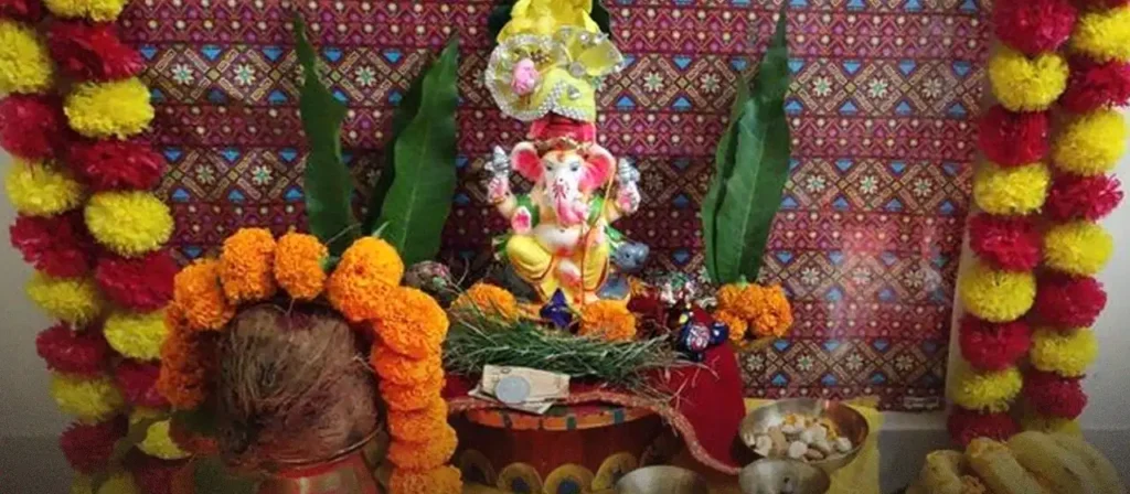 Ganesh Visarjan Vastu Tips: बप्पा की विदाई के बाद नारियल के इन अचूक उपायों से घर में बरसेगी मां लक्ष्मी की कृपा
