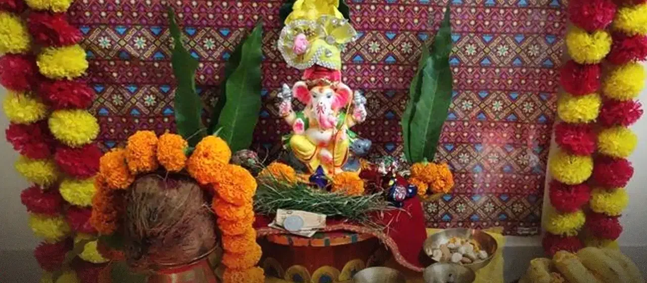 Ganesh Visarjan Vastu Tips: बप्पा की विदाई के बाद नारियल के इन अचूक उपायों से घर में बरसेगी मां लक्ष्मी की कृपा