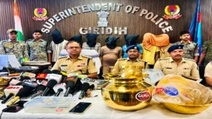 Giridih Police Action: 13 चोरी की घटनाओं का खुलासा, सोना और नकदी के साथ सात अपराधी अरेस्ट