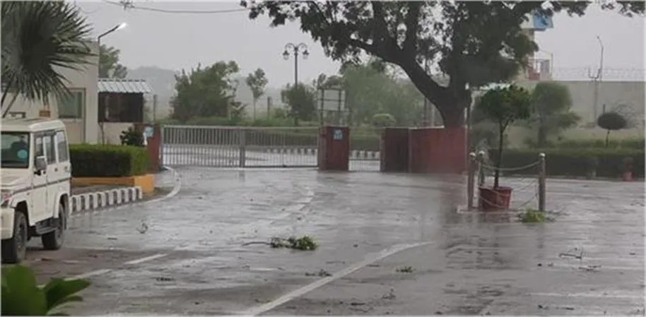 Haryana Weather Update: चक्रवाती तूफान ‘अर्नब’ का हरियाणा में असर, 15 जिलों में बारिश, आंधी और ओलावृष्टि का ऑरेंज-येलो अलर्ट जारी