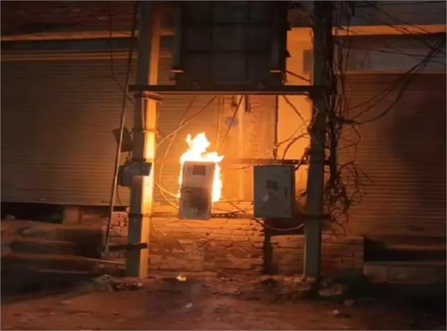 Ludhiana Electricity Meter Fire: देर रात बिजली मीटरों में भड़की आग से हड़कंप, स्थानीय लोगों ने पाया काबू; घंटों गुल रही बत्ती