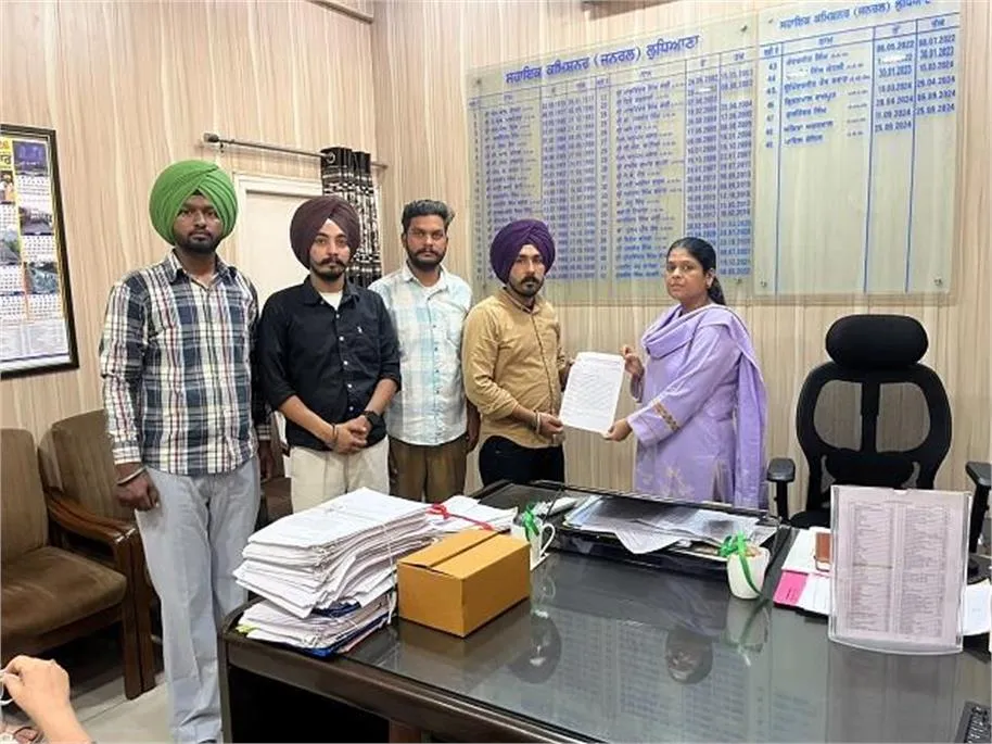 पंजाब में 108 एम्बुलेंस कर्मचारियों का फूटा गुस्सा: मांगों को लेकर लुधियाना डीसी को सौंपा ज्ञापन