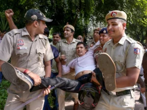 Saurabh Bharadwaj Detained: दिल्ली में भारी पुलिस बल तैनात, मेट्रो के कई स्टेशन बंद और इंटरनेट सेवा बाधित