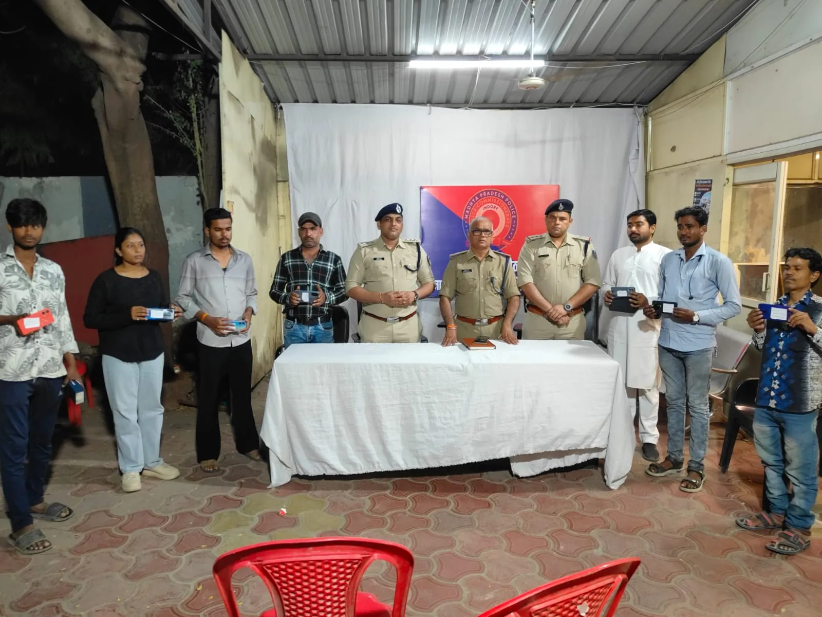Indore Cyber and Police Update: खजराना थाना पुलिस ने की त्वरित कार्रवाई, गुम हुए महंगे स्मार्टफोन उनके असली मालिकों को सौंपे