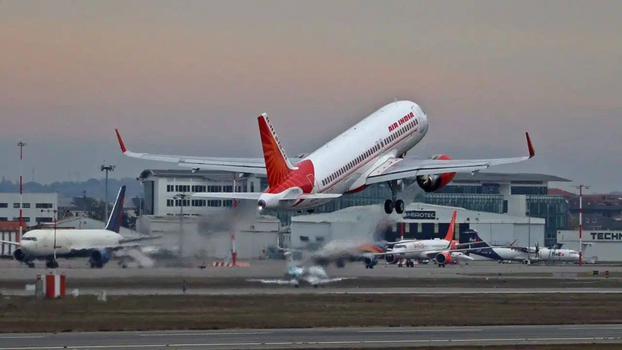 Jaipur Airport Alert: विमान हाईजैक के झूठे अलर्ट से जयपुर एयरपोर्ट पर मचा हड़कंप, एयर इंडिया की फ्लाइट की सुरक्षित इमरजेंसी लैंडिंग