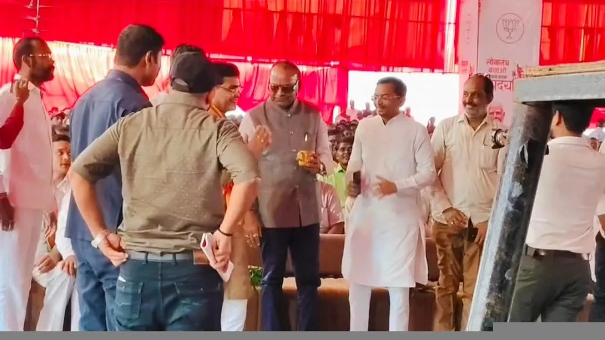 Dhamtari Politics Update: भाजपा पदयात्रा के दौरान अजय चंद्राकर का मंच से दूरी बनाना चर्चा का विषय, टंकराम वर्मा ने दी सफाई