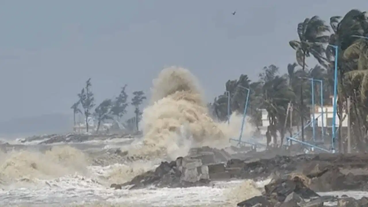 Cyclone Arnab Rapid Intensification: बंगाल की खाड़ी में खतरनाक रूप ले रहा चक्रवात ‘अर्णब’, वैज्ञानिकों को क्यों हैरान कर रहा है इसका तेजी से बदलना?