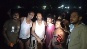 Ramanujganj Kanhar River: एनीकट के पास नदी में फंसा युवक, स्थानीय गोताखोरों की मदद से सुरक्षित बाहर निकाला गया