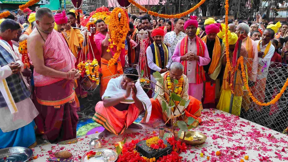 Dantewada News: बस्तर दशहरा से वापस लौटी मां दंतेश्वरी की छत्र-डोली, गॉड ऑफ ऑनर के साथ शहर में हुआ भव्य स्वागत