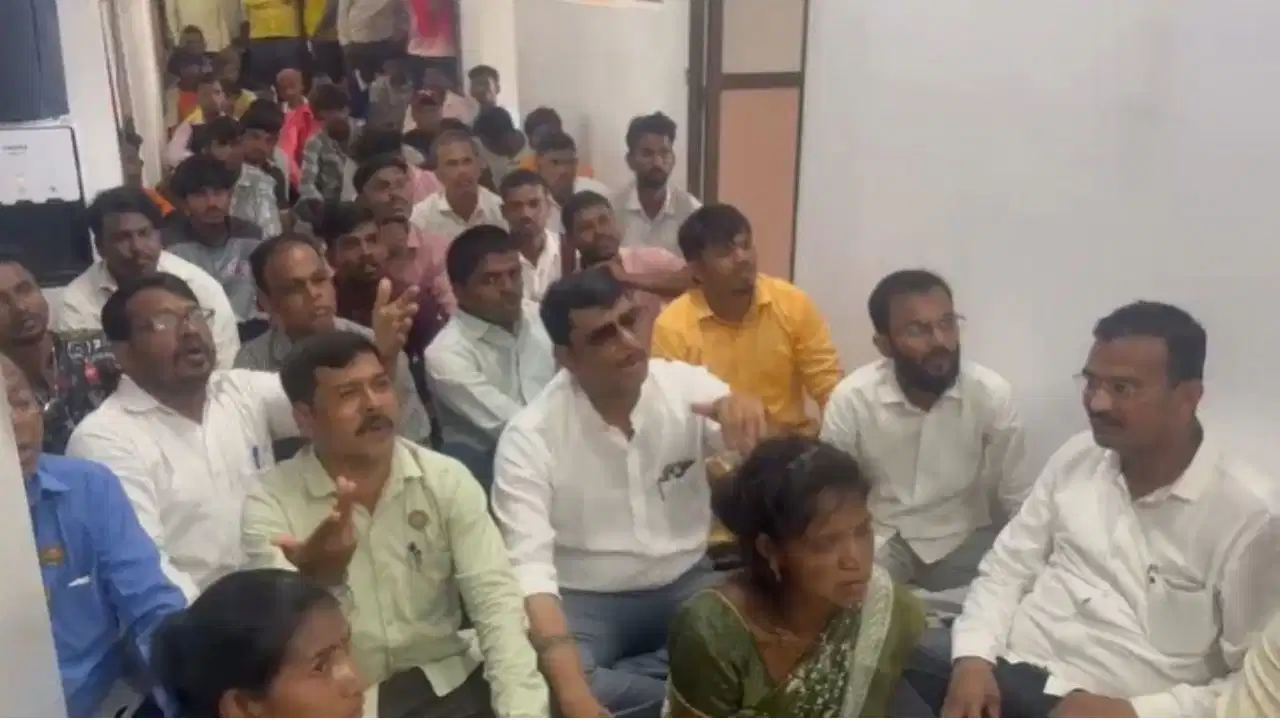 Thane District News: आदिवासी आश्रम स्कूल के छात्र की मौत पर आक्रोश, परिजनों और संगठनों ने किया प्रदर्शन