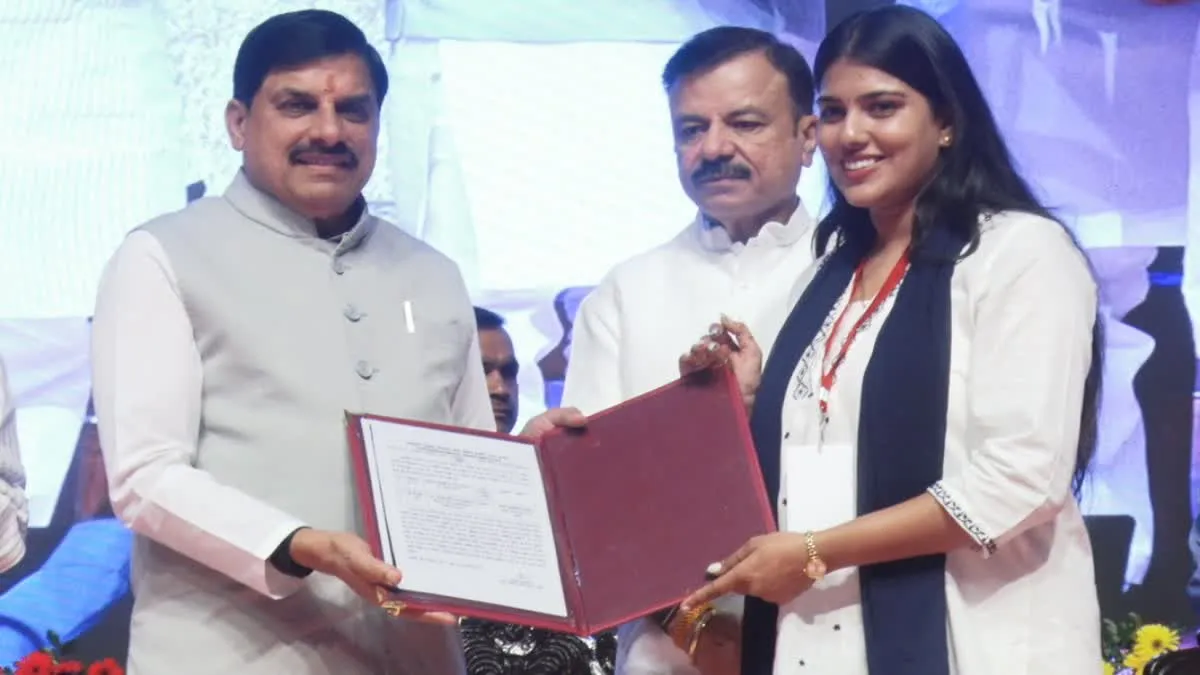 MP School Education Department News: मुख्यमंत्री डॉ. मोहन यादव ने 950 अभ्यर्थियों को सौंपे अनुकंपा नियुक्ति पत्र, जल्द होगी 20 हजार नए पदों पर भर्ती