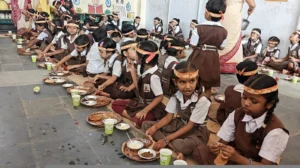 Dhamtari Navratri Kanya Bhoj: धमतरी के सरस्वती शिशु मंदिर में सामूहिक कन्या भोज का आयोजन, नवदुर्गा के स्वरूप में सजीं बालिकाएं