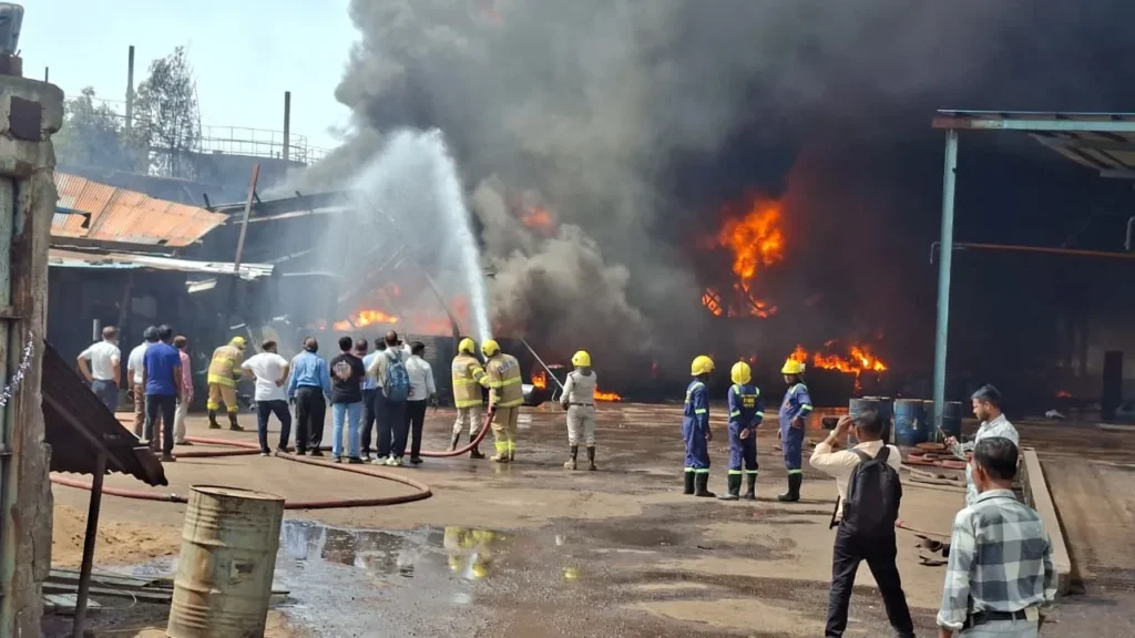 Chhattisgarh Industrial Fire: भिलाई की फैक्ट्री में कैमिकल ड्रम फटने से लगी आग, बाल-बाल बचे मजदूर
