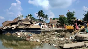 Bihar Flood News: छपरा में बाढ़ का पानी उतरने के बाद नई मुसीबत, मलबे और महामारियों के साए में जीने को मजबूर लोग