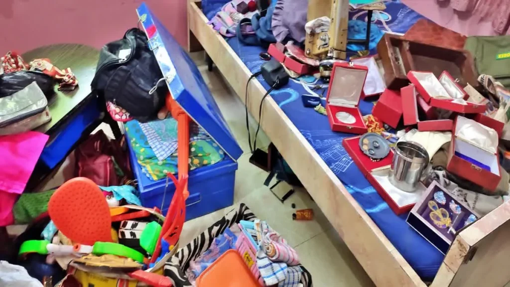 Dumka Police Investigation: कोलकाता गए थे व्यवसायी, घर के अंदर सो रहे थे परिजन और चोरों ने कर डाली बड़ी चोरी