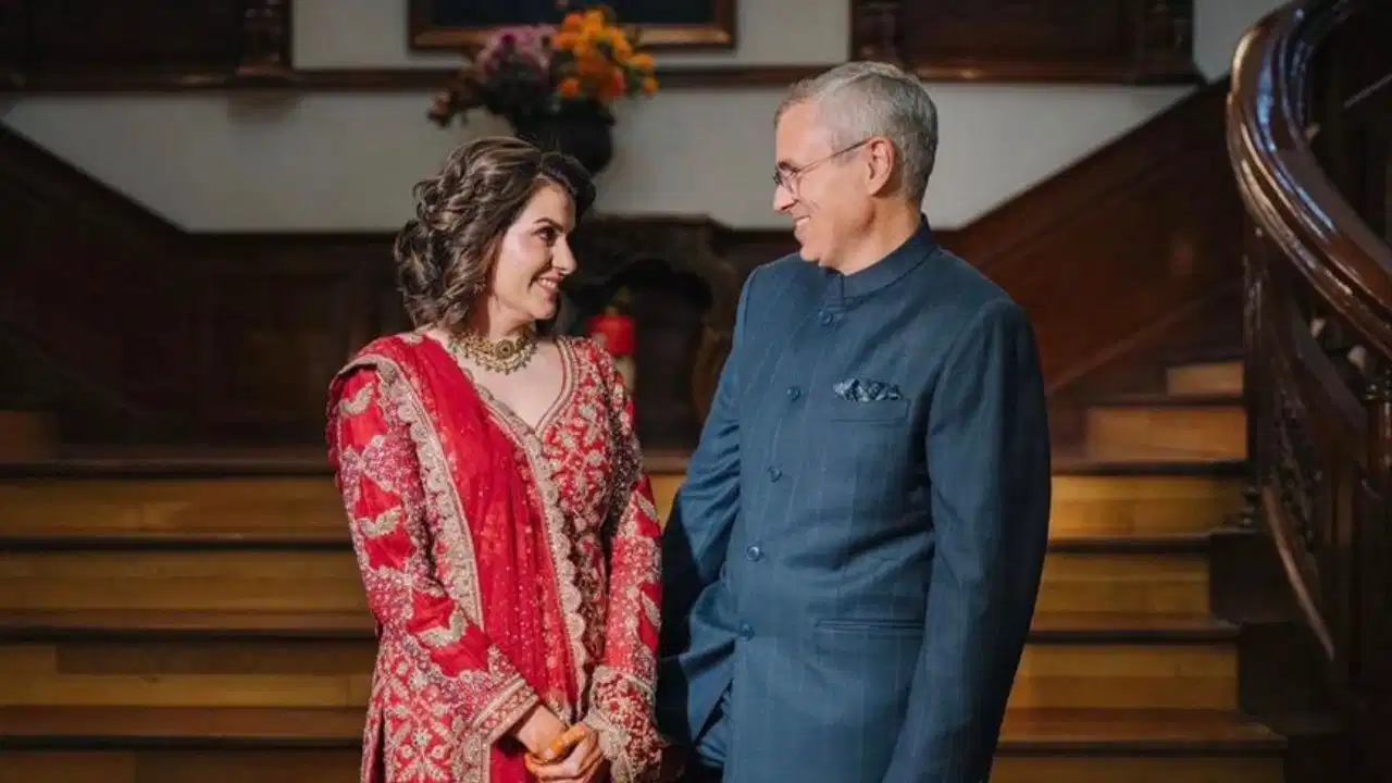 जम्मू-कश्मीर के मुख्यमंत्री उमर अब्दुल्ला ने सोशल मीडिया के माध्यम से पत्रकार निधि राजदान के साथ अपने विवाह की दी जानकारी, शेयर की खूबसूरत तस्वीर