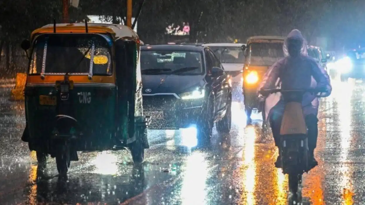 IMD Weather Update: उत्तर भारत में पश्चिमी विक्षोभ का असर, दिल्ली में भारी बारिश और जलभराव से जनजीवन प्रभावित