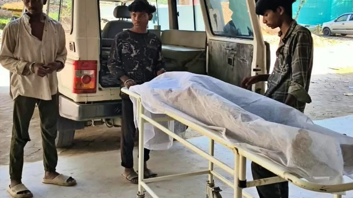 Khunti Sadar Hospital: इलाज के दौरान मजदूर की मौत से शोक, ठेकेदार और परिजनों ने दी घटना की जानकारी
