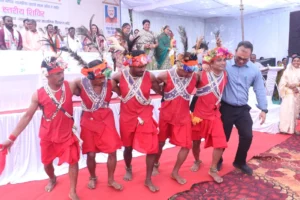 Kanker Collector Mandri Dance: सेवा संकल्प शिविर में ग्रामीणों के साथ झूमे कलेक्टर कुंदन कुमार, वीडियो वायरल
