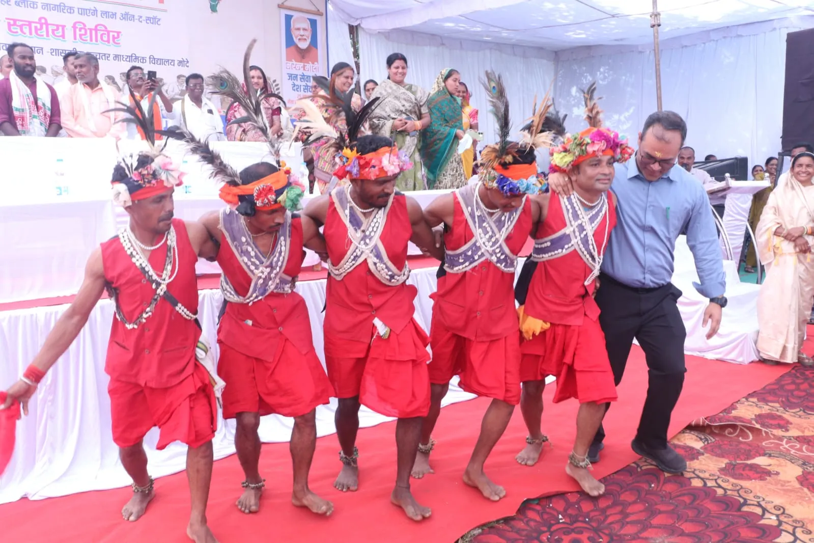 Kanker Collector Mandri Dance: सेवा संकल्प शिविर में ग्रामीणों के साथ झूमे कलेक्टर कुंदन कुमार, वीडियो वायरल