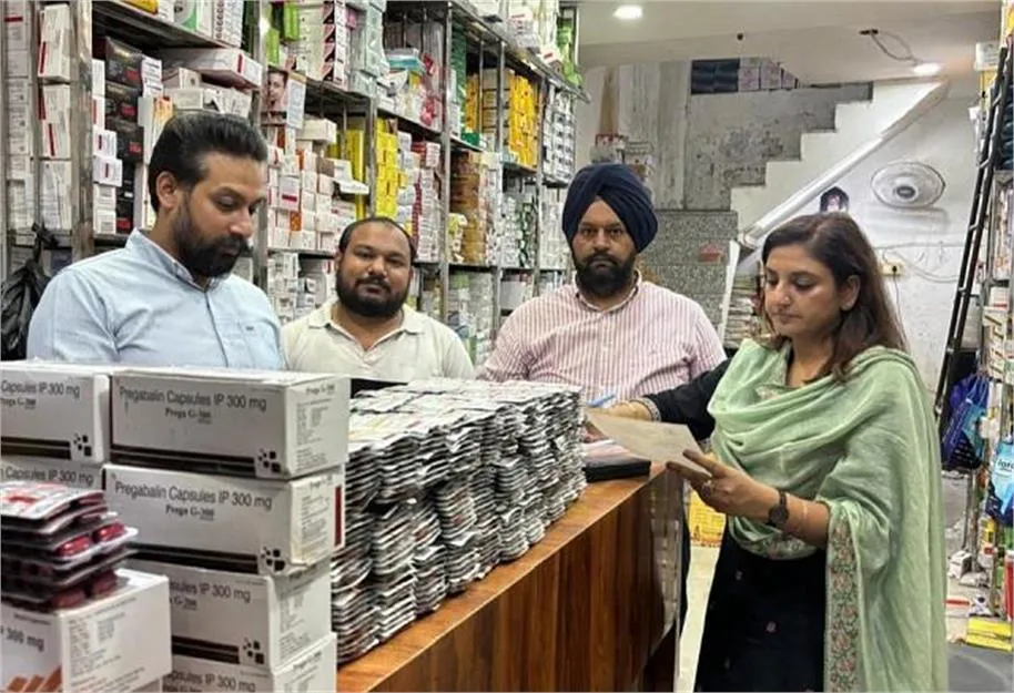 अमृतसर की सबसे बड़ी दवा मार्केट कटड़ा शेर सिंह में छापा, 4.66 लाख की प्रतिबंधित दवाइयां जब्त