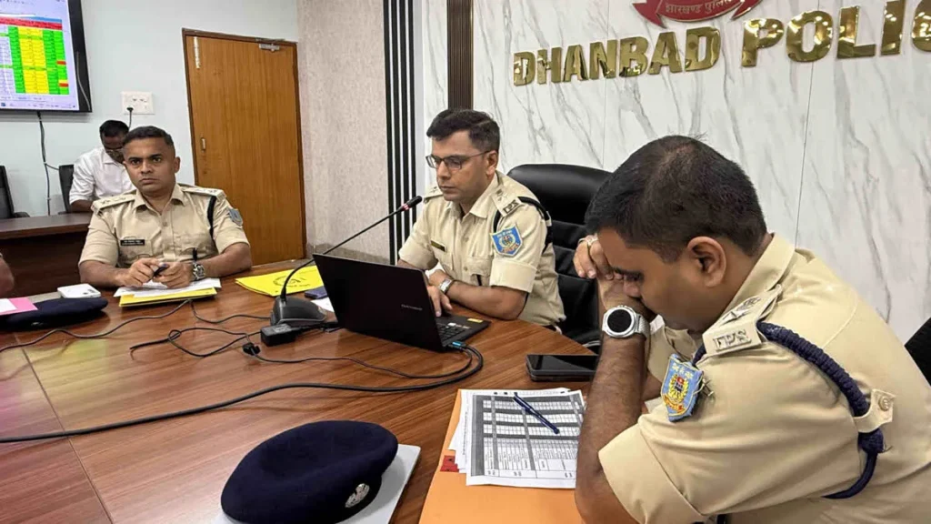 Dhanbad Police News: दुर्गा पूजा को लेकर धनबाद पुलिस मुस्तैद, आपराधिक गतिविधियों पर कसेगा शिकंजा