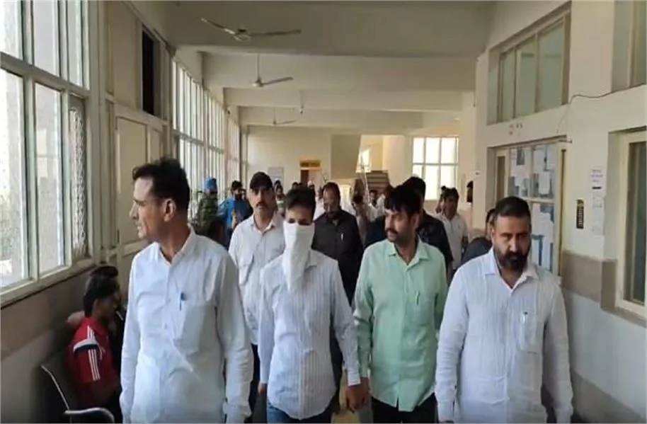 Fatehabad Vigilance Action: रतिया तहसील कार्यालय में विजिलेंस की रेड, 4000 रुपये रिश्वत लेते रजिस्ट्री क्लर्क गिरफ्तार