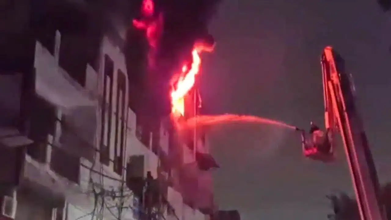 Delhi Fire News: मायापुरी इंडस्ट्रियल एरिया की फैक्ट्री में लगी भीषण आग, दमकल की 11 गाड़ियां मौके पर मौजूद