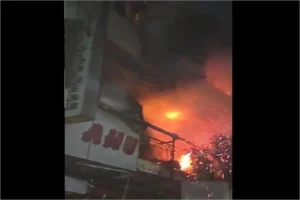 Faridabad Market Fire: फरीदाबाद की एनआईटी नंबर-1 मार्केट के कपड़ों के शोरूम में लगी भीषण आग, कई दुकानें जलकर खाक