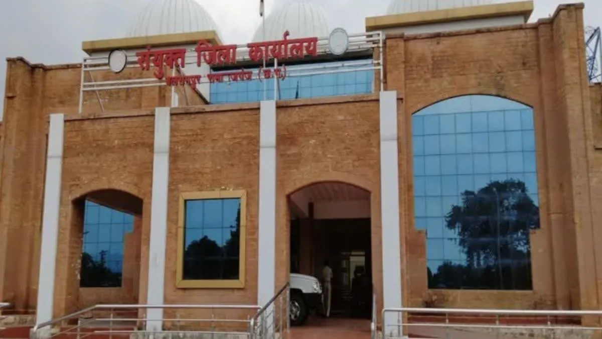 Balrampur Checkdam Corruption Action: बलरामपुर में चेकडैम निर्माण में धांधली पर कलेक्टर चंदन त्रिपाठी का कड़ा एक्शन, संविदा कर्मी बर्खास्त और 9.13 लाख की वसूली