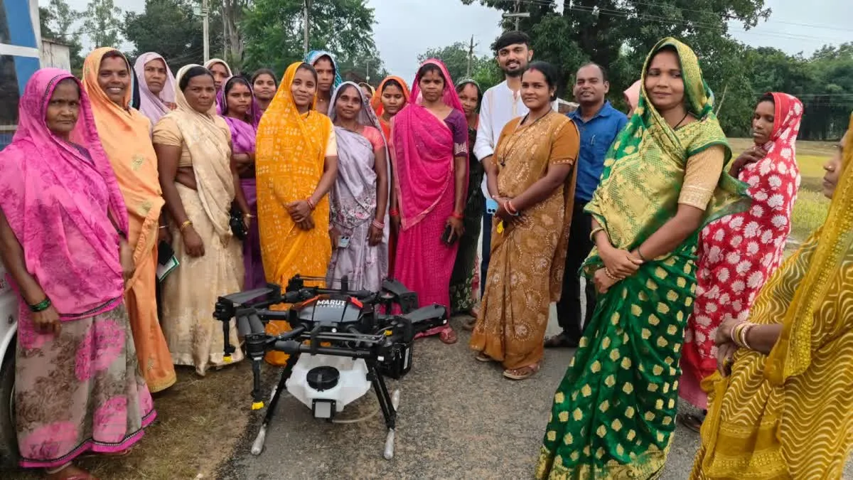 Shahdol Drone Didi Success Story: शहडोल की किसान महिलाओं ने बदली खेती की तस्वीर, ड्रोन उड़ाकर और मशीन चलाकर कमा रहीं बढ़िया मुनाफा