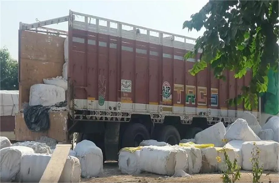 Fatehabad Liquor Smuggling: NH-9 पर गुजरात नंबर के ट्रक से 800 पेटी अवैध शराब बरामद, रुई की गांठों में छिपाकर हो रही थी तस्करी