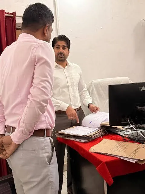 Madhya Pradesh News: कार्य में गंभीर उदासीनता पर गिरी गाज, बड़वानी में कलेक्टर के निर्देश पर सख्त कार्रवाई