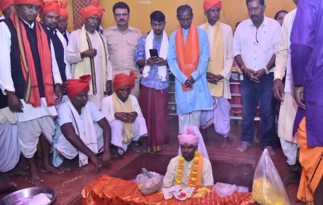 Jagdalpur News: विश्वप्रसिद्ध बस्तर दशहरा पर्व की अनोखी परंपरा, आमाबाल के दौलत कुमार नाग बने जोगी